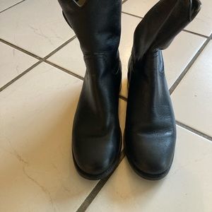 Boots color black is leather brand tory Burch zise 8M very good
